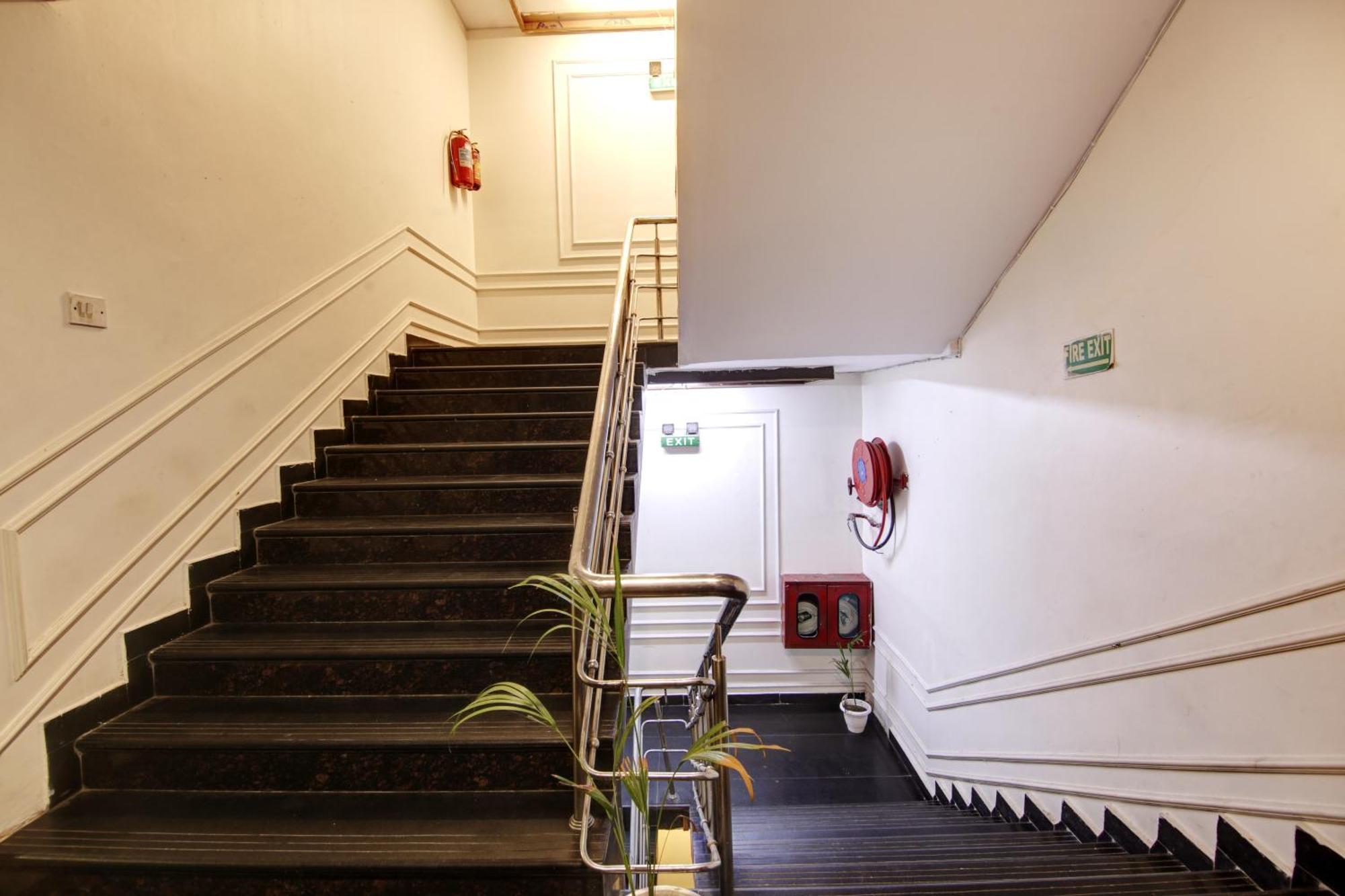 Hotel Wk Comfort - Near White Clove Ню Делхи Екстериор снимка