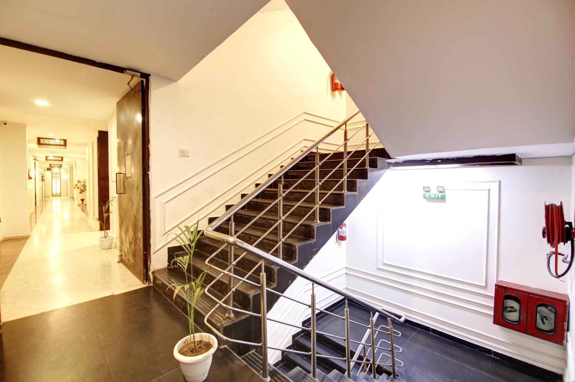 Hotel Wk Comfort - Near White Clove Ню Делхи Екстериор снимка