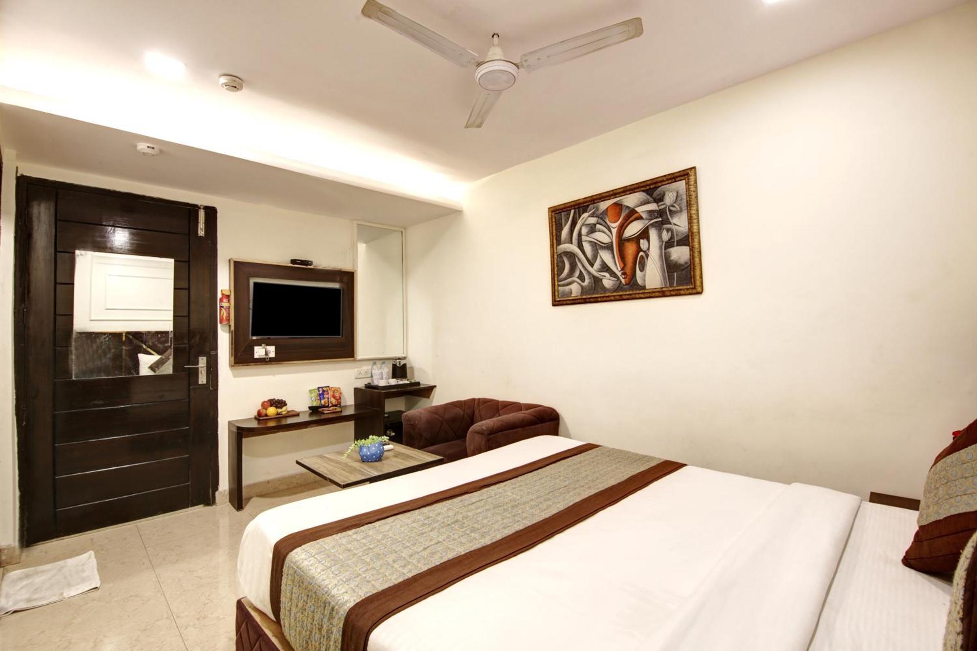 Hotel Wk Comfort - Near White Clove Ню Делхи Екстериор снимка